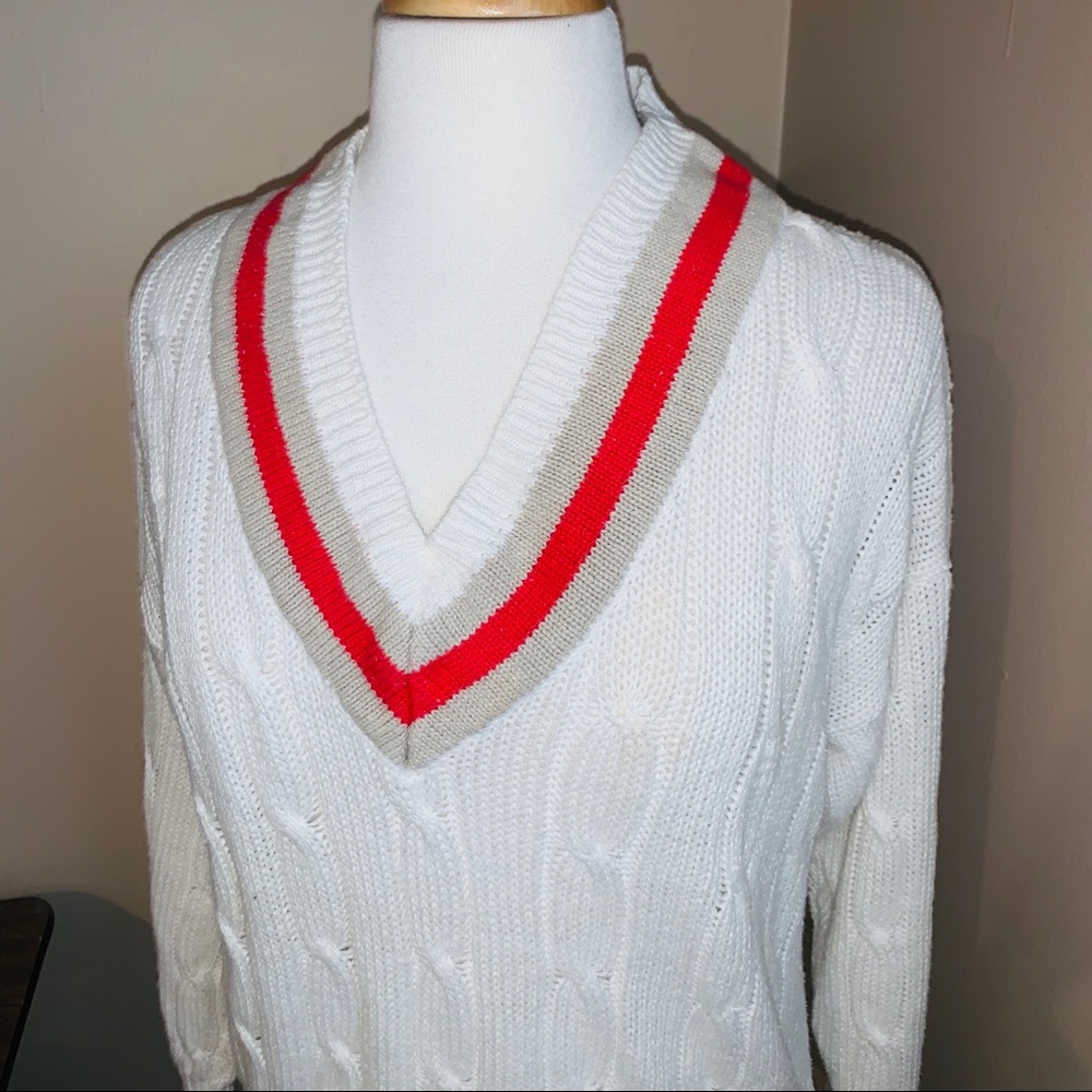 Vtg V-neck white long sleeve cable knit sweater